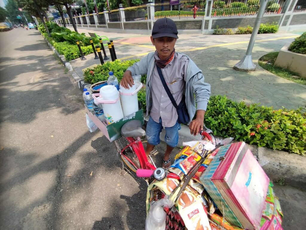 Sedih Banget! Tukang Kopi Keliling Ini Sepi Pembeli, Sampai Tak Bisa Mudik Lebaran
