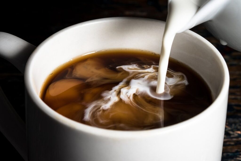 Bukan Kopinya yang Bikin Tua! Kebiasaan Ngopi Ini Diam Diam Percepat Penuaan Kulit