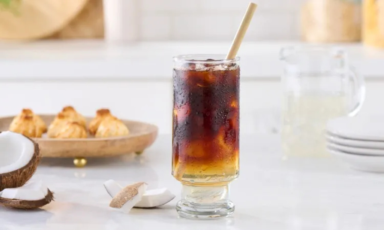 Tren Baru! Kopi Campur Air Kelapa, Benarkah Lebih Sehat dari Kopi Biasa?