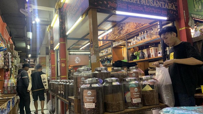 Aroma Kopi Pasar Santa Bikin Heboh, Pengunjung Rela Antre Demi Sensasi yang Bikin Ketagihan!