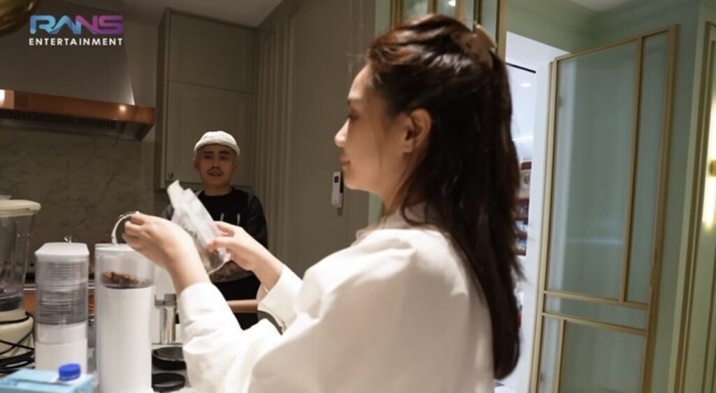 Nagita Slavina vs Aloy Jadi Barista, Duel Seru Latte Art yang Bikin Heboh