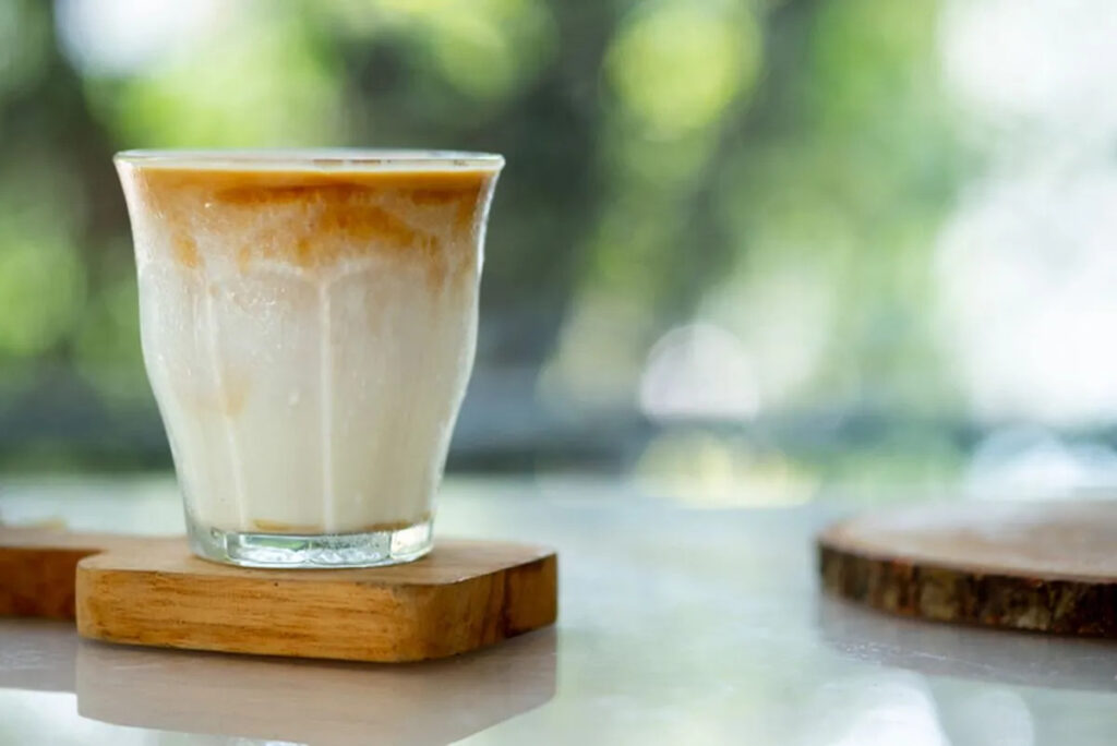 Kenalan dengan Dirty Latte, Minuman Kopi Unik yang Lagi Hits di Kalangan Anak Muda