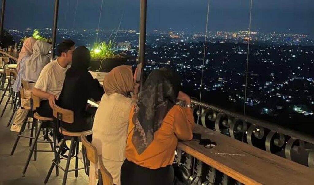 Sensasi Ngopi Anti Mainstream! City Light dan Hutan Pinus di Kaki Gunung Ciremai Bikin Betah!