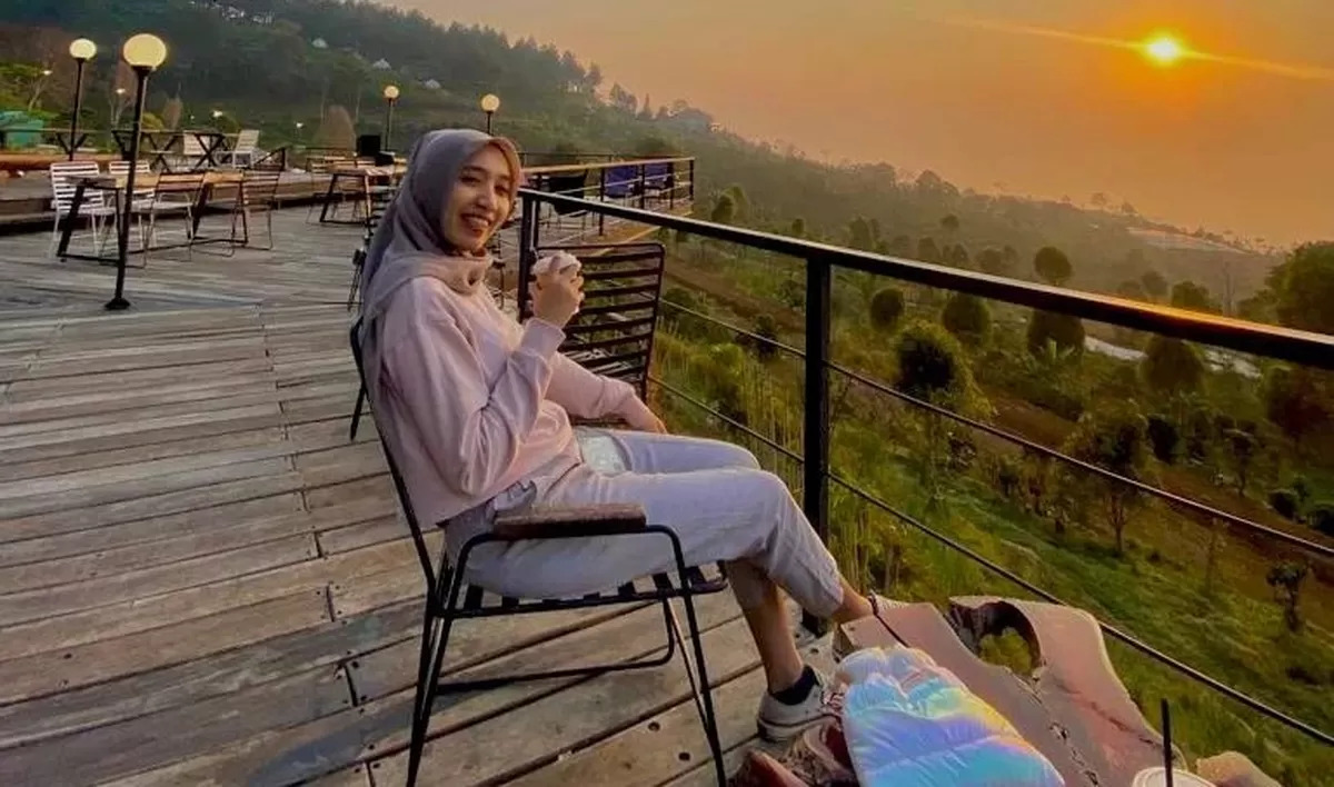 Sensasi Ngopi Anti Mainstream! City Light dan Hutan Pinus di Kaki Gunung Ciremai Bikin Betah!