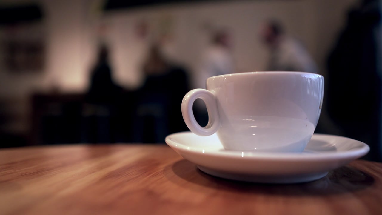 Bukan Main! Kafe Ini Sukses Bikin Bule Penasaran Lewat Secangkir Kopi Flores, Ratingnya di Google Gila-gilaan!