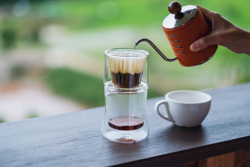 Sama-Sama Kopi Hitam, Ternyata Pour Over dan Drip Coffee Punya Perbedaan Besar