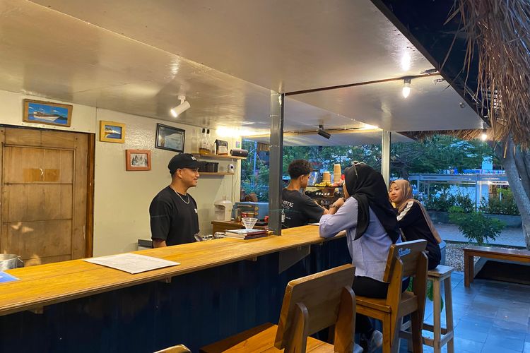 Bukan Main! Kafe Ini Sukses Bikin Bule Penasaran Lewat Secangkir Kopi Flores, Ratingnya di Google Gila-gilaan!